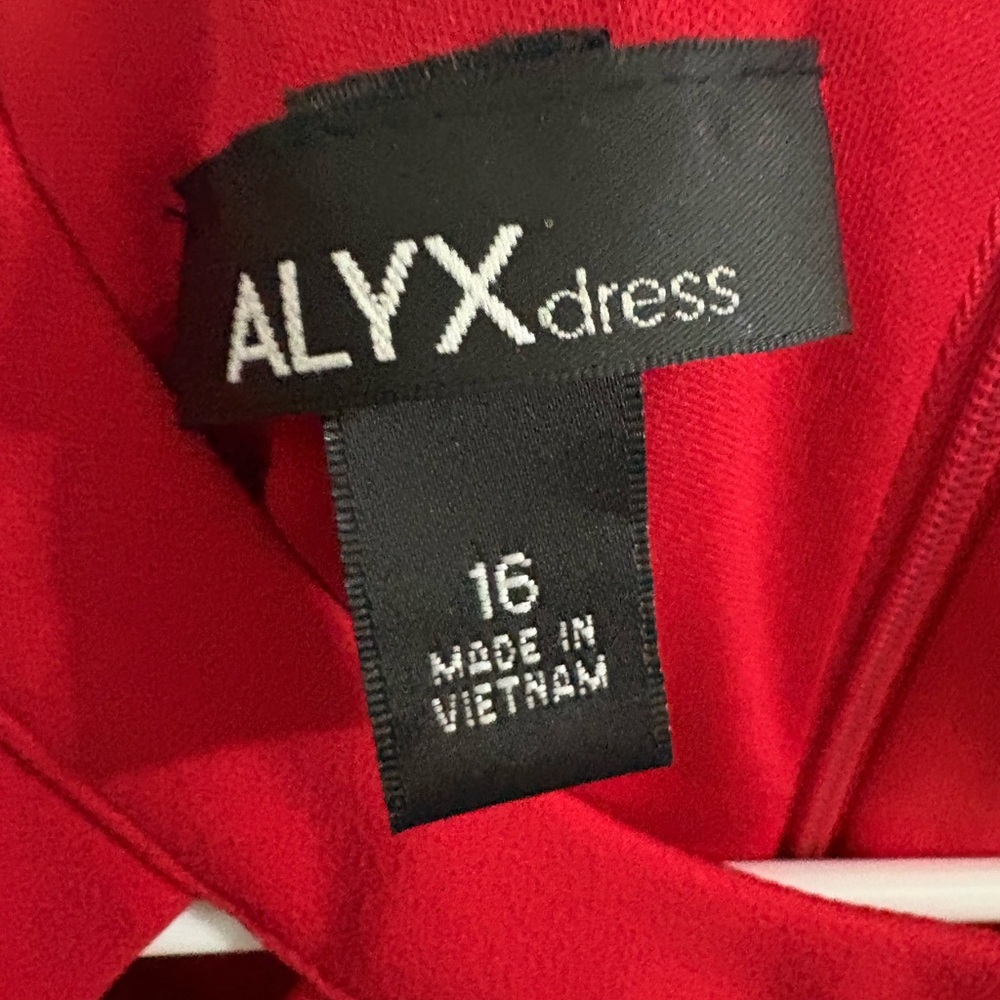 Elegant Red Sleeveless Dress​ - Picture 4 of 6